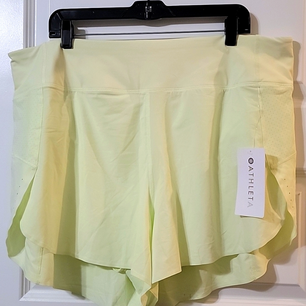 Athleta run with it 3.5” shorts